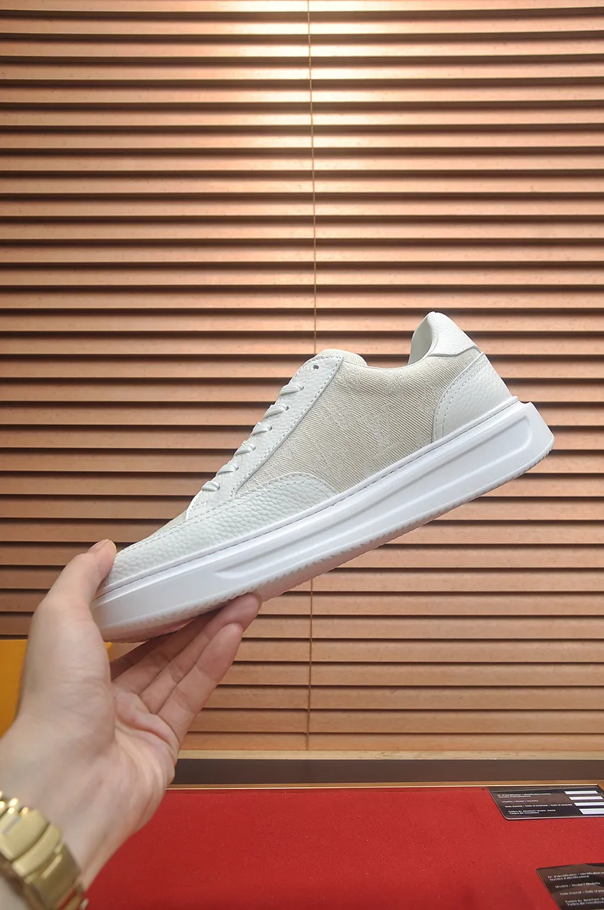 Men's men's shoes 💰640💶Original development, quality shipping, welcome to compare - LV sneaker series sports shoes introduce the loose silhouette of the ready-to-wear series into the spring and summer men's wear shows and make an eye-catching appearance. The cow leather upper is combined with rough fabric laces, and colorful beading highlights the brand's classic elements. LV letters mark the tongue and Monogram floral outsole. Mixed materials Made of top-grain cowhide, thick shoelace design, large Monogram print on the side, mesh lining and cotton feet, the comfort is as extreme as ever, premium heritage, quality first, worth owning! Size: Men’s 38-45 (45 is custom-made and cannot be returned or exchanged)